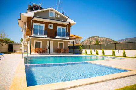 Villa Usul, Geniş Yüzme Havuzlu, Havaalanına Yakın Villa 1