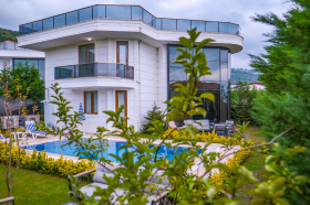 Villa Kadim-1, Sapanca'da, Jakuzi ve Isıtmalı Havuzlu, Göl Manzaralı, Korunaklı Lüks Villa 1