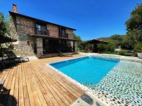 Villa Leo, Jakuzili Havuzlu, Doğa İçerisinde Muhafazakar Villa 1