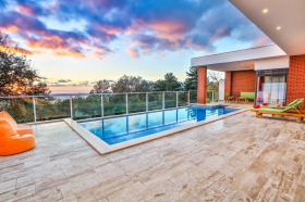 Villa Nisan, Jakuzi ve Kapalı Havuzlu, Muhafazakar Villa 3