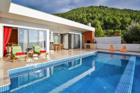 Villa Nisan, Jakuzi ve Kapalı Havuzlu, Muhafazakar Villa 1