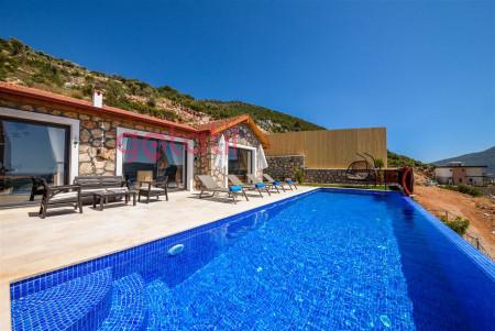 Villa Debi, Jakuzili, Geniş Havuzlu, Taş Mimarili Lüks Villa 1