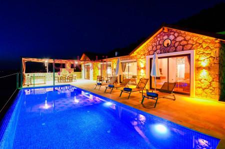 Villa Debi, Jakuzili, Geniş Havuzlu, Taş Mimarili Lüks Villa 3