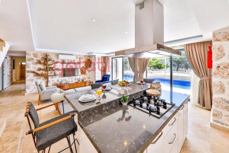 Villa Nihan-5, Korunaklı Yüzme Havuzlu, Taş Mimarili Jakuzili Villa 3